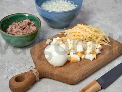 Salotos su kukurūzais ir menkės kepenėlėmis Žingsnis 1
