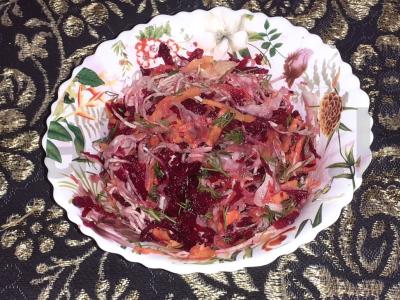 Raugintų kopūstų, burokėlių ir krapų salotos su citrinos sultimis pagrindine nuotrauka