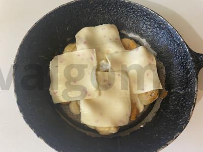 Traškūs kepti koldūnai grietinėlės ir sūrio padaže Žingsnis 8