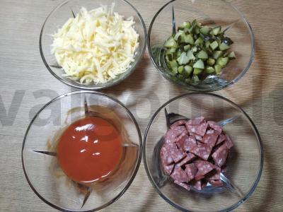 Mokyklinė pica su dešra, marinuotais agurkais ir sūriu Žingsnis 3