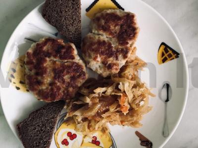 Naminiai vištienos krūtinėlės ir kiaulienos maltos mėsos kotletai pagrindine nuotrauka