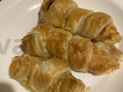 Dešrelės tešloje su sūriu pagrindine nuotrauka