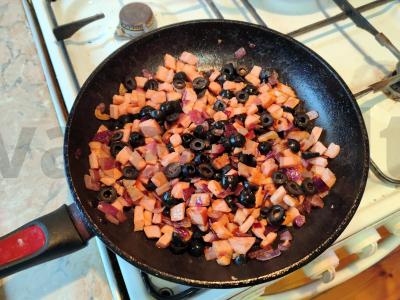 Lizdai grietinėlės padaže su kumpiu ir alyvuogėmis Žingsnis 3