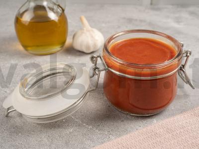 Naminė pomidorų pasta pagrindine nuotrauka