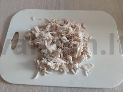 Vištienos ir ananasų salotos su šonine ir agurkais Žingsnis 1