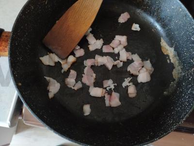 Vištienos ir ananasų salotos su šonine ir agurkais Žingsnis 2