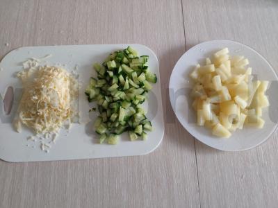 Vištienos ir ananasų salotos su šonine ir agurkais Žingsnis 3