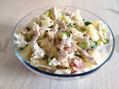 Vištienos ir ananasų salotos su šonine ir agurkais pagrindine nuotrauka