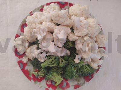 Aromatingos brokolių ir žiedinių kopūstų salotos Žingsnis 1
