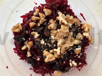 Desertinės salotos su burokėliais ir džiovintomis slyvomis Žingsnis 2