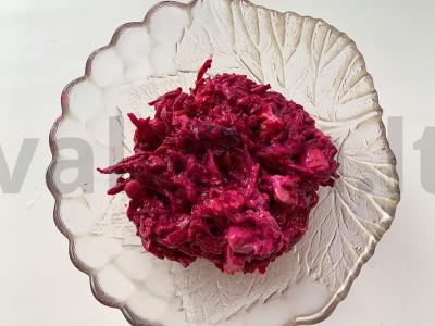 Desertinės salotos su burokėliais ir džiovintomis slyvomis pagrindine nuotrauka