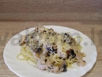 Makaronai su grybais, sūriu ir grietinėle pagrindine nuotrauka