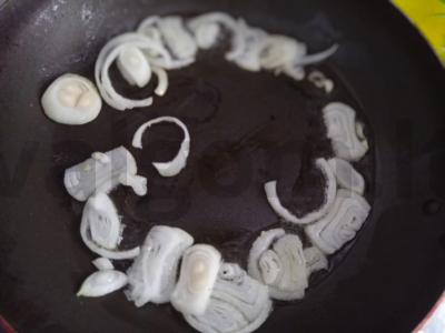 Svogūnų kruopos su grietinėlės sūriu Žingsnis 1