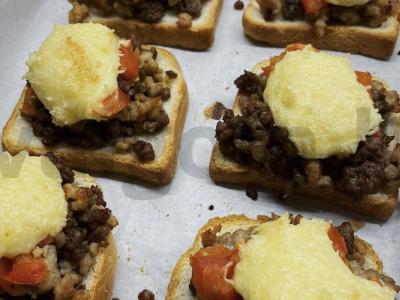 Karšti sumuštiniai su malta mėsa pagrindine nuotrauka