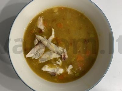 Žirnių sriuba su vištiena su paprika ir ciberžole pagrindine nuotrauka