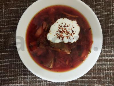 Barščiai su šviežiais kopūstais ir burokėliais pagrindine nuotrauka