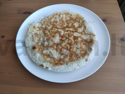 Uždara pita pica ant keptuvės "Vyruchayka" pagrindine nuotrauka