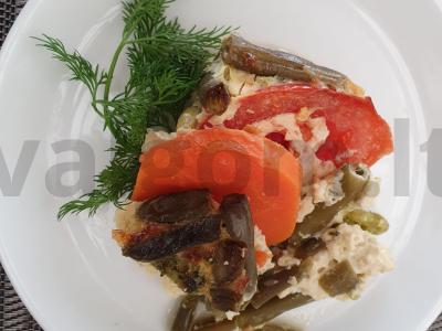 Troškinys su daržovėmis ir česnakų rodyklėmis pagrindine nuotrauka