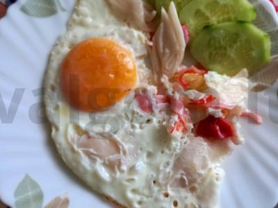 Kepti kiaušiniai su krabų mėsa. pagrindine nuotrauka
