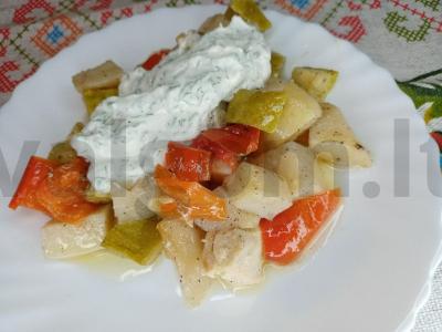 Vištienos filė salotos, keptos su daržovėmis pagrindine nuotrauka