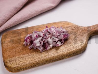 Salotos su konservuota silke ir skrebučiais Žingsnis 3