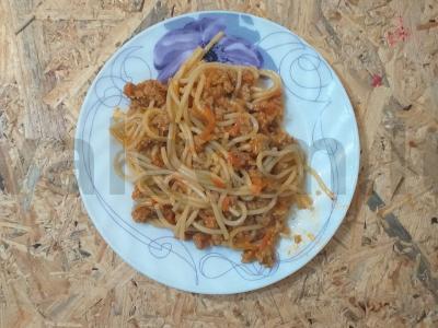 Flotsky stiliaus makaronai su malta mėsa ir pomidorų pasta pagrindine nuotrauka