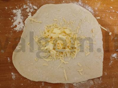 Sūrio plokštainis ant mielinės tešlos Žingsnis 3