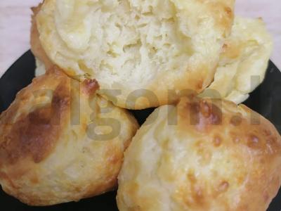 Oro sūrio gougères ant choux tešlos pagrindine nuotrauka