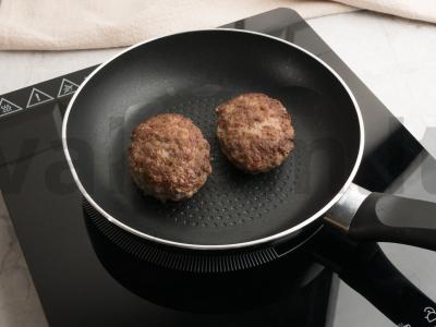 Kotletai, įdaryti kiaušiniais Žingsnis 4