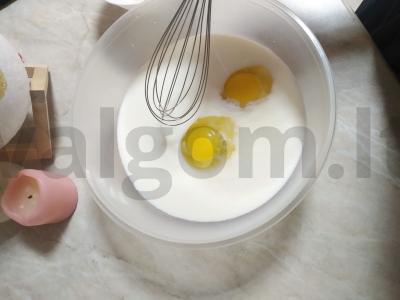 Ploni blyneliai su pienu ir sviestu Žingsnis 1