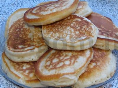 Fritters ant jogurtinės tešlos pagrindine nuotrauka