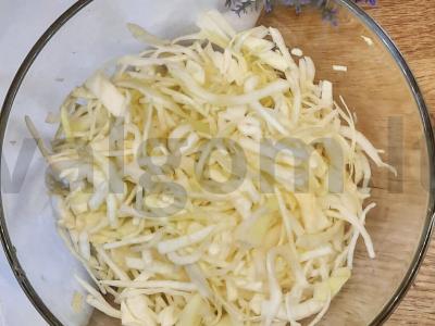 Baltųjų kopūstų salotos su morkomis Žingsnis 1