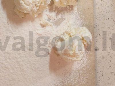 Sūrio pyragaičiai ant manų kruopų pusryčiams Žingsnis 1