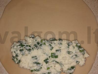 Chebureks su sūriu ir žaliaisiais svogūnais Žingsnis 4