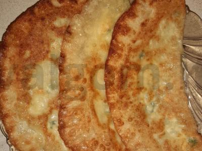 Chebureks su sūriu ir žaliaisiais svogūnais pagrindine nuotrauka