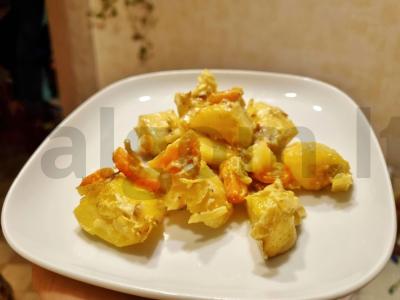 Rankovėje keptos bulvės. pagrindine nuotrauka
