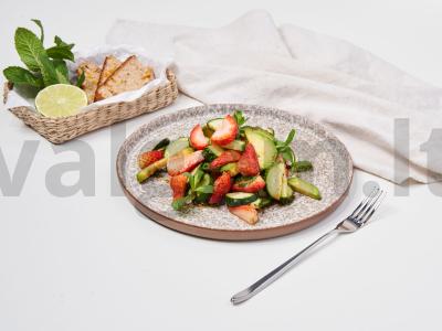 Salotos su braškėmis ir avokadais pagrindine nuotrauka