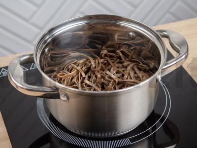 Soba su kalmarais, daržovėmis ir unagi padažu Žingsnis 1