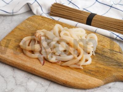 Soba su kalmarais, daržovėmis ir unagi padažu Žingsnis 2