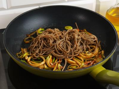Soba su kalmarais, daržovėmis ir unagi padažu Žingsnis 3
