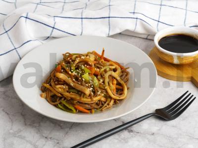 Soba su kalmarais, daržovėmis ir unagi padažu Žingsnis 4