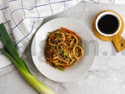 Soba su kalmarais, daržovėmis ir unagi padažu pagrindine nuotrauka