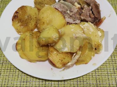 Su kiauliena keptos bulvės pagrindine nuotrauka