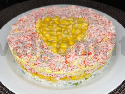 Sluoksniuotos padažytos krabų salotos pagrindine nuotrauka