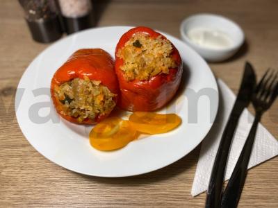 Mėsa ir ryžiais įdarytos paprikos pagrindine nuotrauka