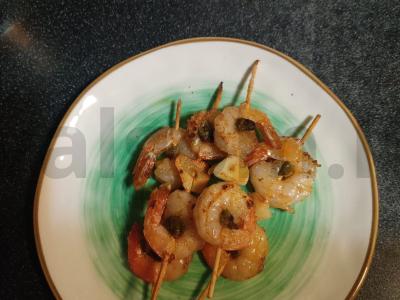 Krevečių kebabas su kaparėliais ir česnakais pagrindine nuotrauka