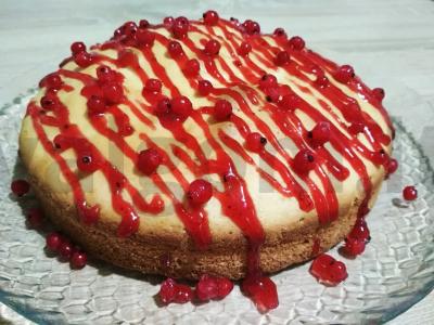 Uogų pyragas su raudonaisiais serbentais pagrindine nuotrauka