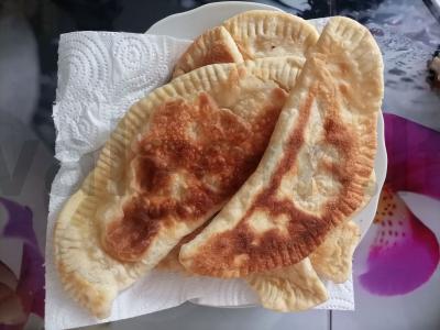 Chebureks ant karšto vandens ir degtinės pagrindine nuotrauka