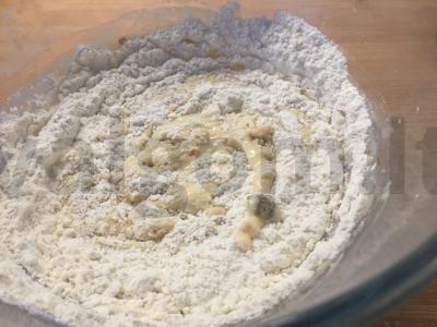 Pica ant sluoksniuotos tešlos su mėsos trupiniais Žingsnis 3