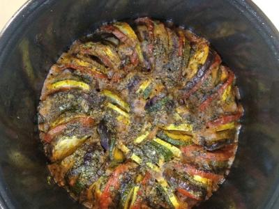 Naminis ratatouille lėtoje viryklėje pagrindine nuotrauka